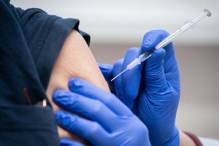 Désormais, les personnes dès 16 ans peuvent se faire vacciner en Valais (image d'illustration). © KEYSTONE/DPA/KAY NIETFELD