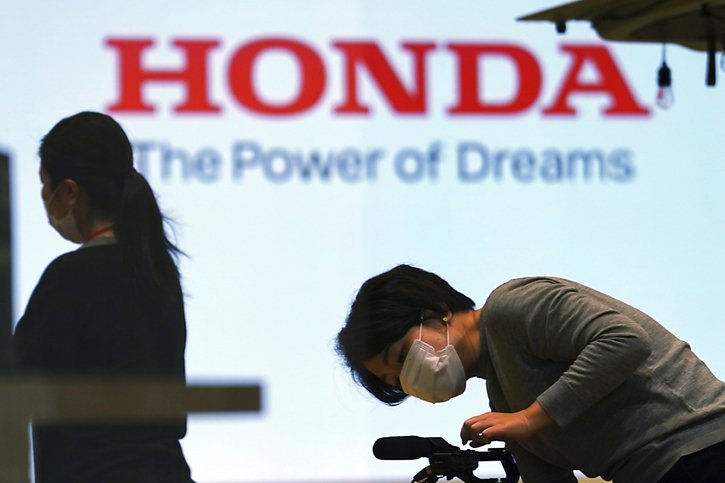 Pour 2021/22, Honda attend un repli de 10,3% de son bénéfice net à 590 milliards de yens (4,87 milliards de francs) et une stagnation de son bénéfice opérationnel à 660 milliards de yens (archives). © KEYSTONE/AP/Eugene Hoshiko