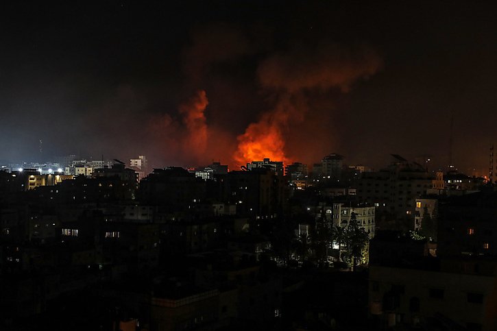 L'armée israélienne a procédé à des dizaines de frappes aériennes sur la bande de Gaza dans la nuit de dimanche à lundi. © KEYSTONE/EPA/HAITHAM IMAD