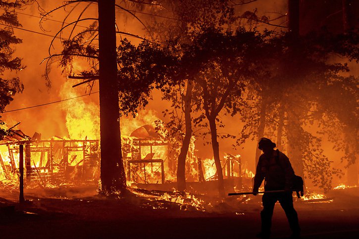 Les pompiers sont toujours mobilisés contre le Dixie Fire qui ravage le nord de la Californie et n'a cessé de croître depuis la mi-juillet. © KEYSTONE/AP/Noah Berger