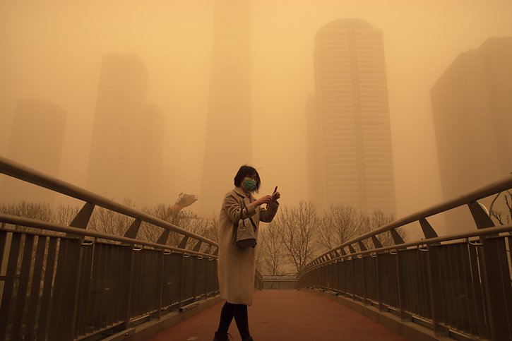 La Chine avait déjà été frappée par une tempête de sable au printemps. Ici, à Pékin (Archives). © KEYSTONE/AP/MARK SCHIEFELBEIN