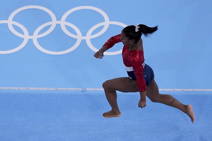 Simone Biles a été remplacé après le saut au concours par équipe © KEYSTONE/AP/Morry Gash