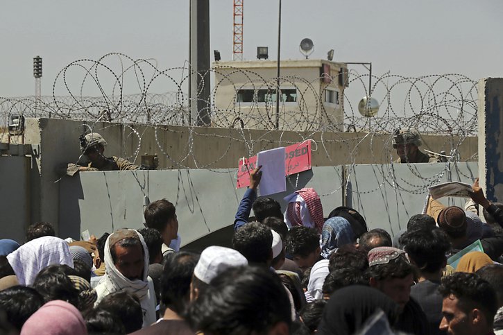 Selon une source militaire, l'explosion s'est produite à proximité d'Abbey Gate, l'un des trois points d'accès à l'aéroport où se pressent depuis 12 jours des milliers d'Afghans soucieux de quitter le pays désormais aux mains des talibans. © KEYSTONE/AP/Wali Sabawoon