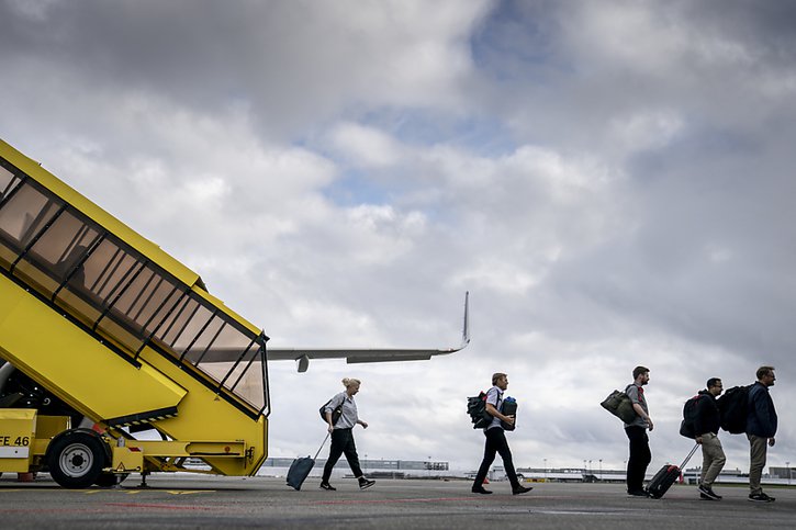 Des personnes évacuées d'Afghanistan arrivent à l'aéroport de Copenhague. © KEYSTONE/AP/Mads Claus Rasmussen