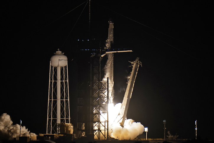La fusée Falcon 9 a décollé du centre spatial Kennedy en Floride. © KEYSTONE/AP/Chris O'Meara