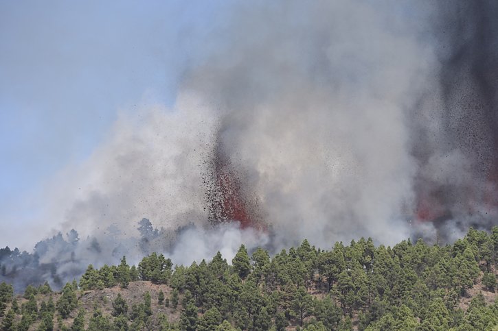 De grandes colonnes de fumées, de cendres et des jets de lave s'échappaient du volcan, selon les premières images diffusées en direct par la télévision publique espagnole vers 16h30. © KEYSTONE/EPA/Miguel Calero