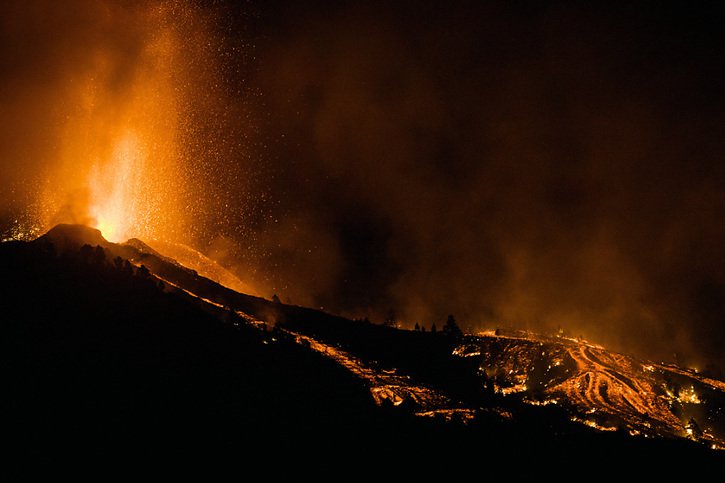D'après l'Institut volcanologique des Canaries, les coulées de lave avançaient à une vitesse moyenne de 700 mètres par heure à près de 1.000°C. © KEYSTONE/AP/Jonathan Rodriguez