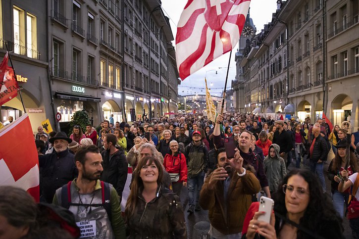 Jeudi, plusieurs milliers de personnes ont manifesté à Berne contre les mesures Covid. © KEYSTONE/PETER KLAUNZER