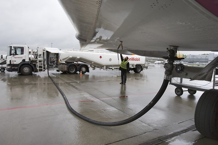 Le kérosène n'est actuellement soumis à aucune taxe pour les vols internationaux (image d'illustration). © KEYSTONE/GAETAN BALLY