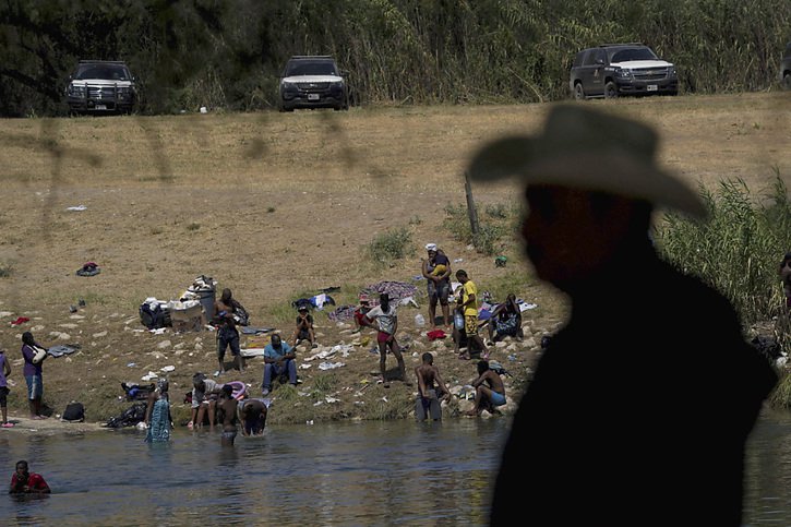 Les Etats-Unis ont accéléré les expulsions alors que plus de 15'000 migrants, dont une majorité d'Haïtiens, se trouvaient sous un pont au Texas. © KEYSTONE/AP/Fernando Llano