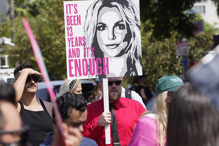 Une centaine de fans de Britney Spears s'étaient réunis devant le tribunal de Los Angeles. © KEYSTONE/AP/Chris Pizzello