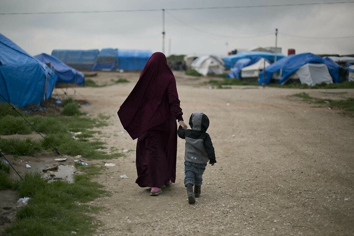 Plusieurs milliers d'enfants de différents pays font face à des conditions de vie très dures dans des camps de prisonniers dans le nord-est de la Syrie (archives). © KEYSTONE/AP/MAYA ALLERUZZO
