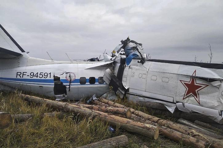 L'avion s'est brisé en deux suite à l'impact. © Keystone