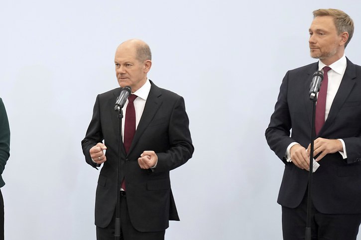 Les sociaux-démocrates, les Verts et les Libéraux se sont mis d'accord pour essayer de former un gouvernement de coalition en Allemagne. © KEYSTONE/AP/Kay Nietfeld