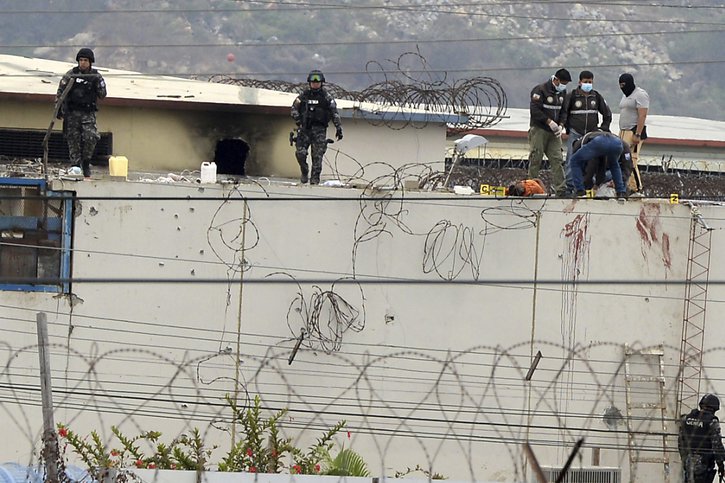 Des affrontements entre gangs de prisonniers dans une prison de Guayaquil (sud-ouest de l'Equateur) ont fait samedi des dizaines de morts. © KEYSTONE/AP/Jose Sanchez