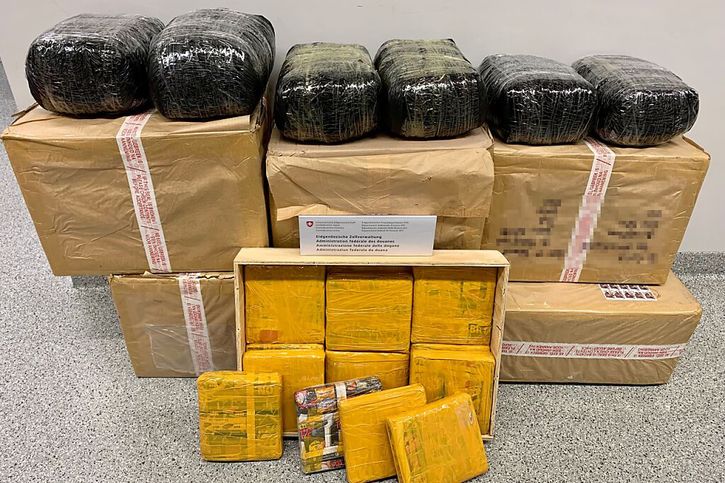 Plus de 19 kilos de marijuana et 70 kilos de khat ont été découverts le 9 novembre dans des colis en transit postal à l'aéroport de Zurich. © Administration fédérale des douanes