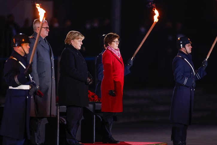 Emouvants adieux aux flambeaux pour Angela Merkel. © KEYSTONE/APA/AFP POOL/Odd Andersen