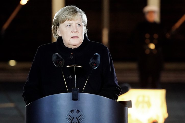 Angela Merkel prend congé de l'armée. © KEYSTONE/EPA/FRIEDEMANN VOGEL
