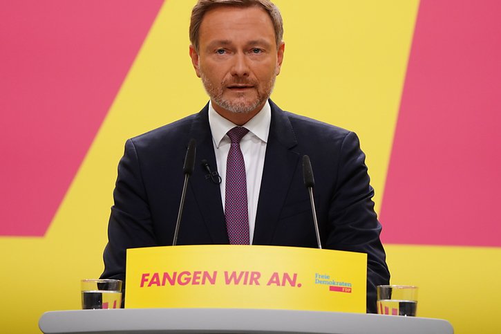Encourageant les membres du FDP à soutenir la coalition, le chef du parti Christian Lindner a estimé que le nouvel accord gouvernemental était un "nouveau départ pour l'Allemagne". © KEYSTONE/EPA/CLEMENS BILAN