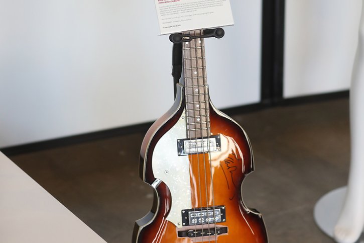 Julian Lennon met également en vente des NFT de trois guitares, dont l'une offerte par John Lennon pour Noël à son fils. © KEYSTONE/EPA/DAVID SWANSON