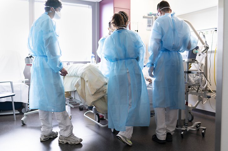 Plus de 42'000 personnes ont été hospitalisées en Suisse depuis le début de la pandémie (image d'illustration). © KEYSTONE/GAETAN BALLY