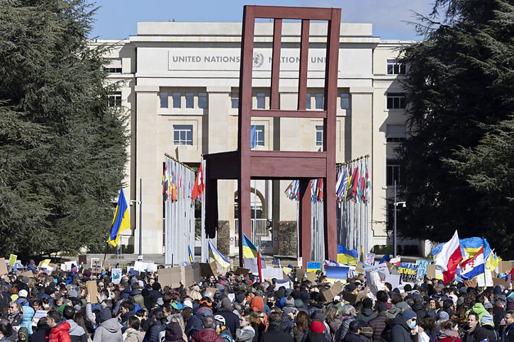 Quelques centaines de personnes ont manifesté leur soutien à l'Ukraine samedi sur la place des Nations à Genève. © KEYSTONE/SALVATORE DI NOLFI