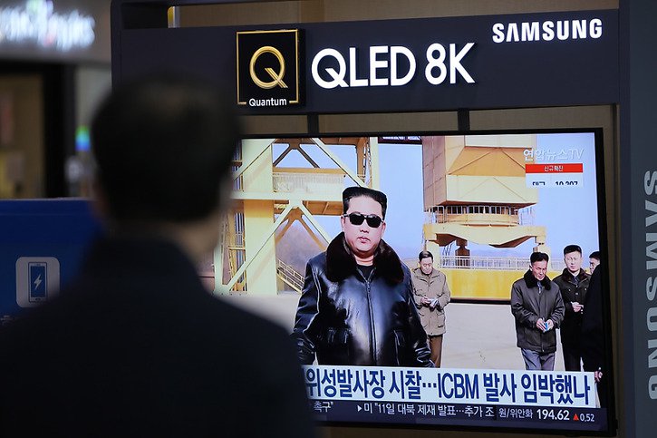 Les médias d'Etat nord-coréens ont relayé le lancement du missile avec une mise en scène hollywoodienne: le leader Kim Jong Un, vêtu de son blouson noir et de lunettes de soleil, donne le feu vert au tir. © KEYSTONE/AP/Lee Jin-man