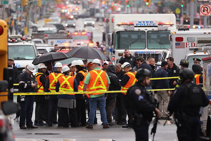 La police et les pompiers new yorkais sur les dents mardi. © KEYSTONE/EPA/JUSTIN LANE