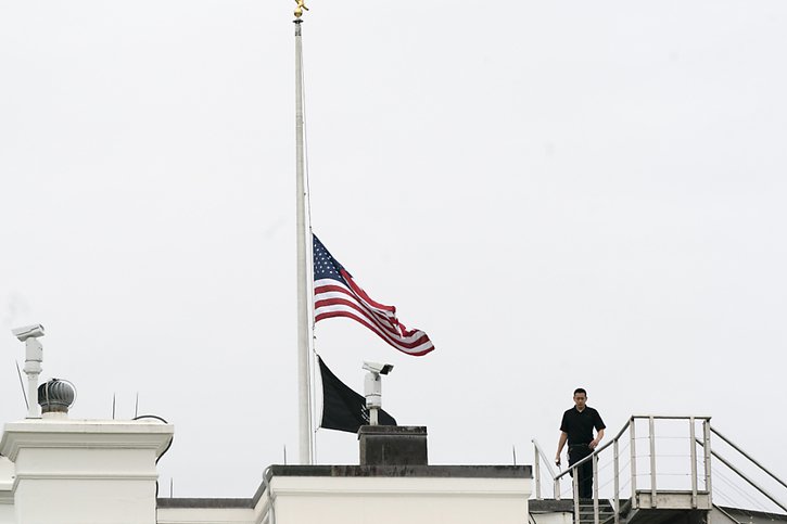 La Maison Blanche a ordonné la mise en berne des drapeaux dans tous les bâtiments publics pour "honorer les victimes" d'Uvalde. © KEYSTONE/AP/Manuel Balce Ceneta