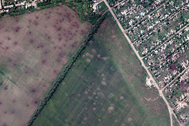 Image satellite de Lyman montrant les cratères dans les champs et les bâtiments détruits par l'artillerie russe. © KEYSTONE/AP