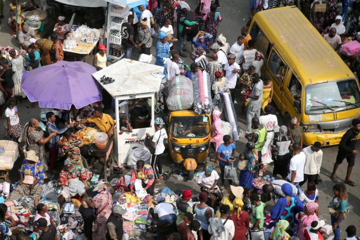 Il y a souvent foule, au Nigéria, comme ici lors d'un marché à  Isale-Eko (Photo prétexte). © KEYSTONE/EPA/AKINTUNDE AKINLEYE