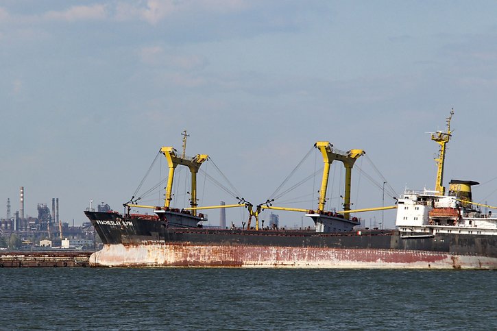Un navire attend de pouvoir être chargé au port de Marioupol. © KEYSTONE/AP