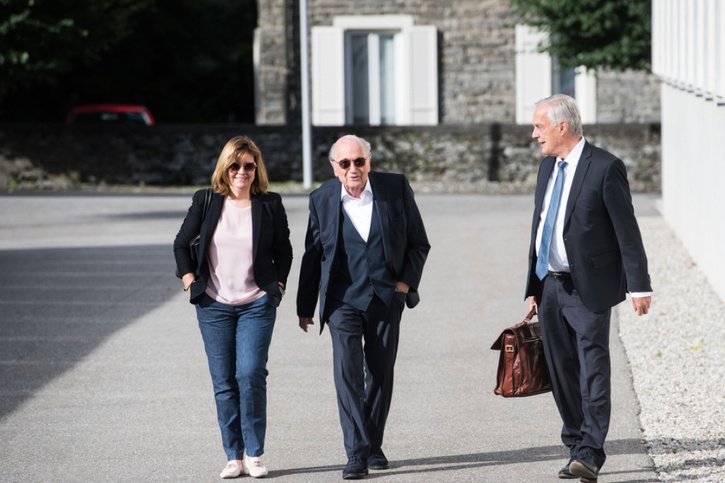 Sepp Blatter (au centre) est, lui, arrivé avec sa fille Corinne Blatter (à gauche) et son avocat Lorenz Erni (à droite). © Keystone/KEYSTONE/TI-PRESSKEYSTONE/ALESSANDRO CRINARI