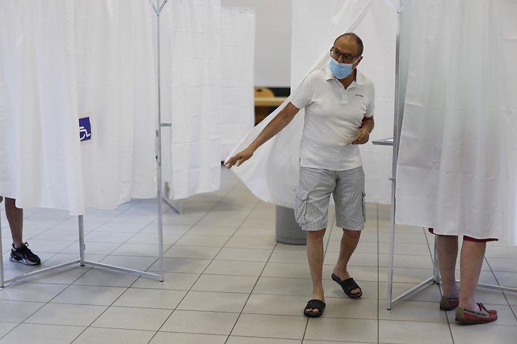 Les Français peuvent se rendre dans les bureaux de vote depuis dimanche 08h00. © KEYSTONE/AP/Jean-Francois Badias