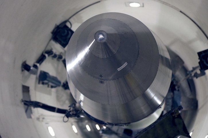 Un missile à tête nucléaire américain. Selon le SIPRI, les Etats-Unis possédaient début 2022 5428 têtes nucléaires et la Russie 5977 (archives). © KEYSTONE/AP/CHARLIE RIEDEL