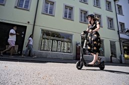 Fribourg: des conducteurs de trottinettes pincés sur le trottoir