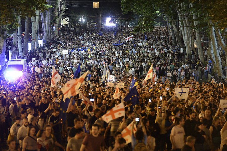 De très nombreux Géorgiens ont participé lundi soir à une "marche pour l'Europe" à l'appel de plusieurs organisations pro-européennes et de l'ensemble des formations d'oppositions. © KEYSTONE/AP/Denis Kaminev