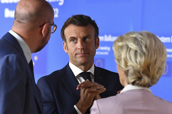Près de 15,5 millions de Français ont suivi l'allocution de leur président Emmanuel Macron mercredi soir à la TV. © KEYSTONE/AP/John Thys