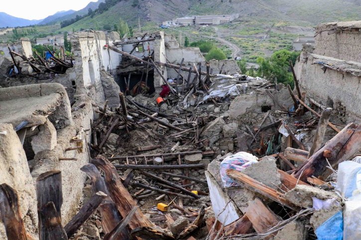 Après le séisme en Afghanistan, les efforts des secouristes sont entravés par le manque de moyens, le terrain montagneux et les pluies abondantes. © KEYSTONE/EPA/STRINGER