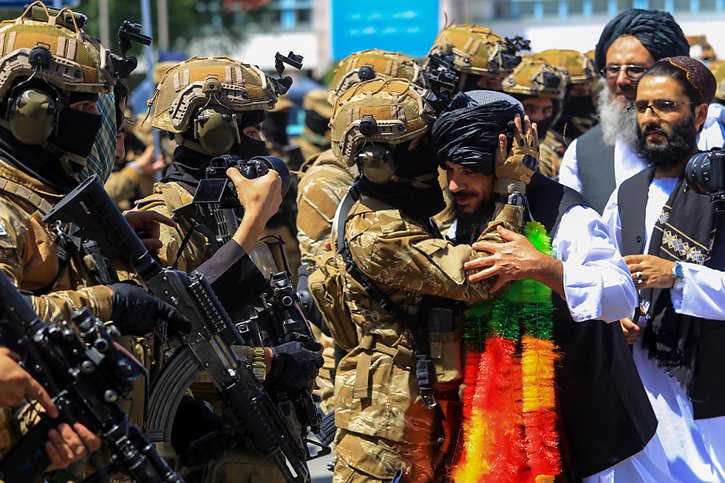 Asadullah Haroon, coiffé d'un turban noir à la mode talibane et avec des guirlandes multicolores accrochées autour du cou, a été accueilli par des dirigeants talibans. © KEYSTONE/EPA/STR