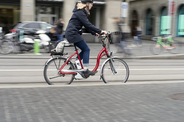 Le nombre d'accidents graves impliquant des vélos électrique a continué à augmenter en 2021 (archives). © KEYSTONE/GAETAN BALLY