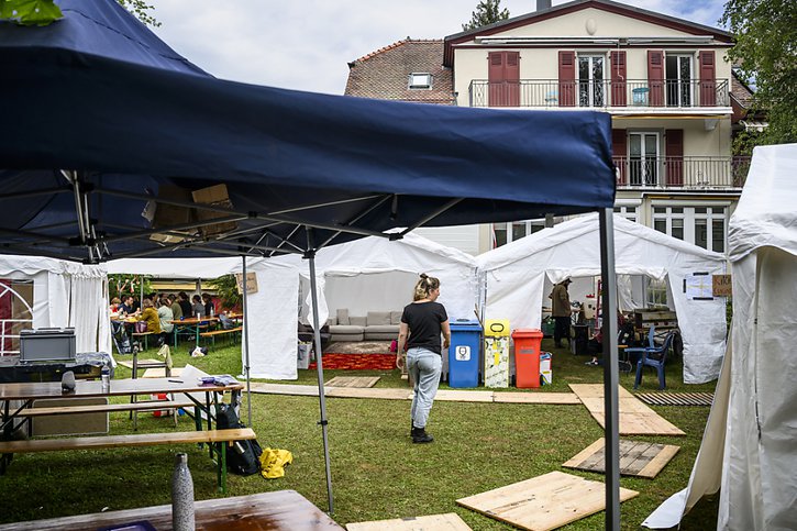 Le collectif avait installé des tentes dans les jardins de la Haute Ecole (archives). © KEYSTONE/JEAN-CHRISTOPHE BOTT