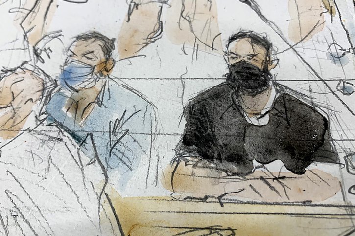 Salah Abdeslam (à dr.) a été condamné mercredi à Paris à la perpétuité incompressible pour les attentats du 13-Novembre 2015. Il est le seul kamikaze survivant. (croquis d'audience) © KEYSTONE/AP/Noelle Herrenschmidt