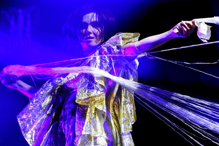 La chanteuse islandaise Björk a alterné douceurs chuchotées et intensités vocales dimanche soir à Montreux, accompagnée par un orchestre à cordes du Sinfonietta de Lausanne (archives). © Keystone/EPA/ZIPI