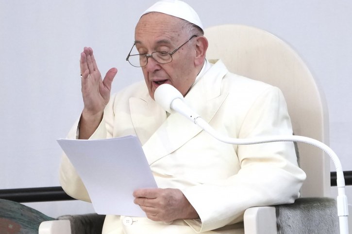 Le pape François s'est déplacé au Canada en fauteuil roulant en raison de ses douleurs au genou droit. © KEYSTONE/AP/Nathan Denette