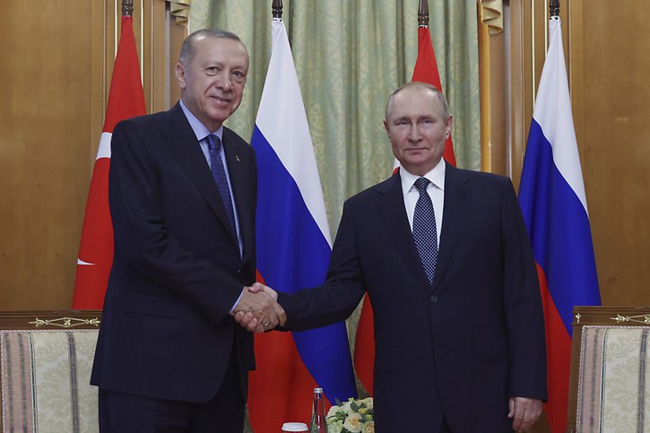 Les efforts d'Ankara sont compliqués par ses menaces répétées d'opération militaire en Syrie, où les intérêts russes et turcs s'entrechoquent. © KEYSTONE/AP