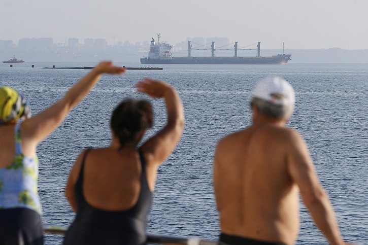 Des personnes regardent le cargo Navi Star transportant 33 000 tonnes de maïs à destination de l'Irlande quitter le port d'Odessa, en Ukraine, le 5 août 2022. Deux navires ont quitté le port de Chornomorsk et un le port d'Odesa. © KEYSTONE/EPA/STR