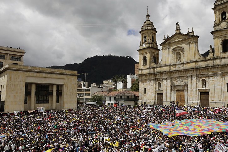 Une foule immense s'est rassemblée sur la place Bolivar de Bogota pour assister à la prise de fonction du nouveau président. © KEYSTONE/EPA/Carlos Ortega