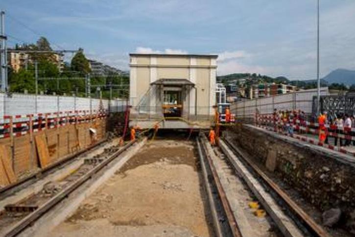 Déplacer de 40 mètres un bâtiment entier de 600 tonnes n'est pas une mince affaire. Les CFF ont réussi à le faire à la gare de Lugano - sur des rails. © SBB