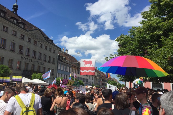 Entre 8000 et 10'000 personnes réunies pour le défilé de la Pride à Bulle